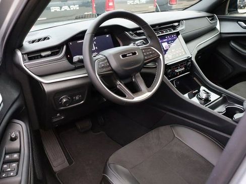 New 2025 Jeep Grand Cherokee Altitude image 11