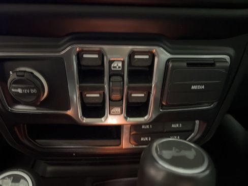 Used 2023 Jeep Wrangler Unlimited Sahara image 32