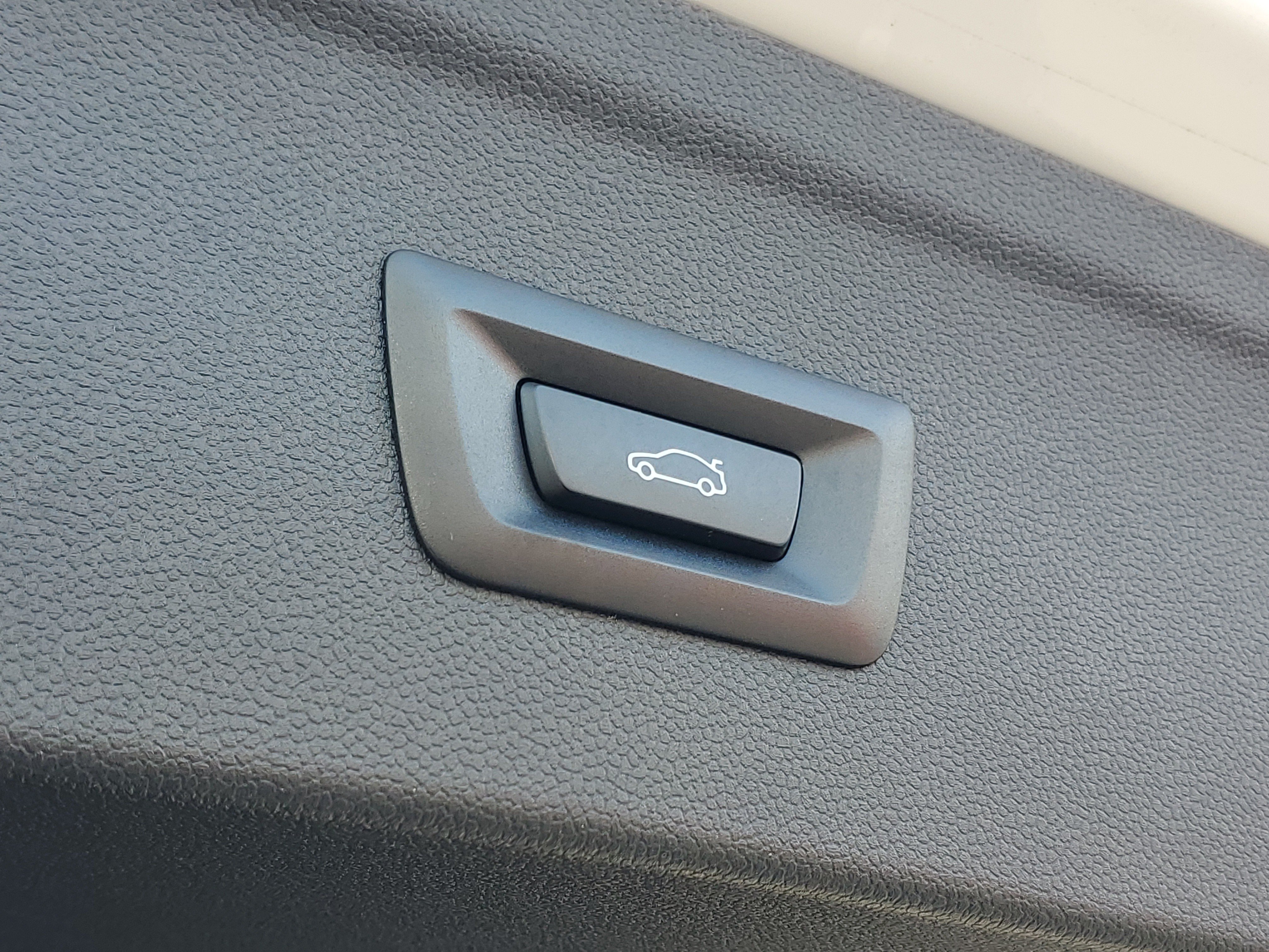 Used 2022 BMW iX xDrive50 w/ Premium Package AWD/4WD image 10