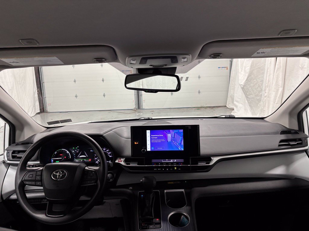 Used 2026 Toyota Sienna LE FWD image 43