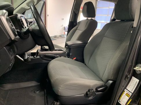 Used 2020 Toyota Tacoma SR5 w/ SR5 Appearance Package (SM) RWD image 11