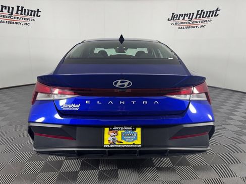 Used 2025 Hyundai Elantra SE FWD image 7