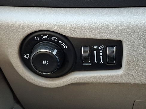 Used 2023 Chrysler Pacifica Touring-L image 25