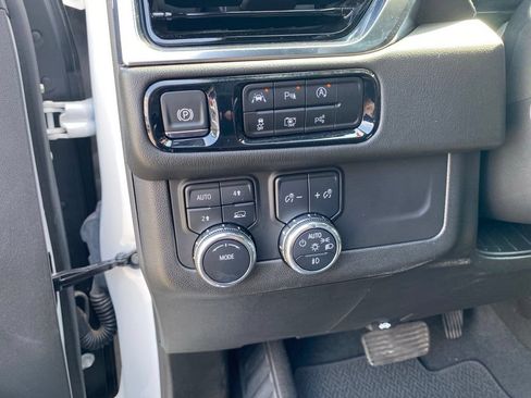 Used 2025 GMC Yukon XL Denali AWD/4WD image 18