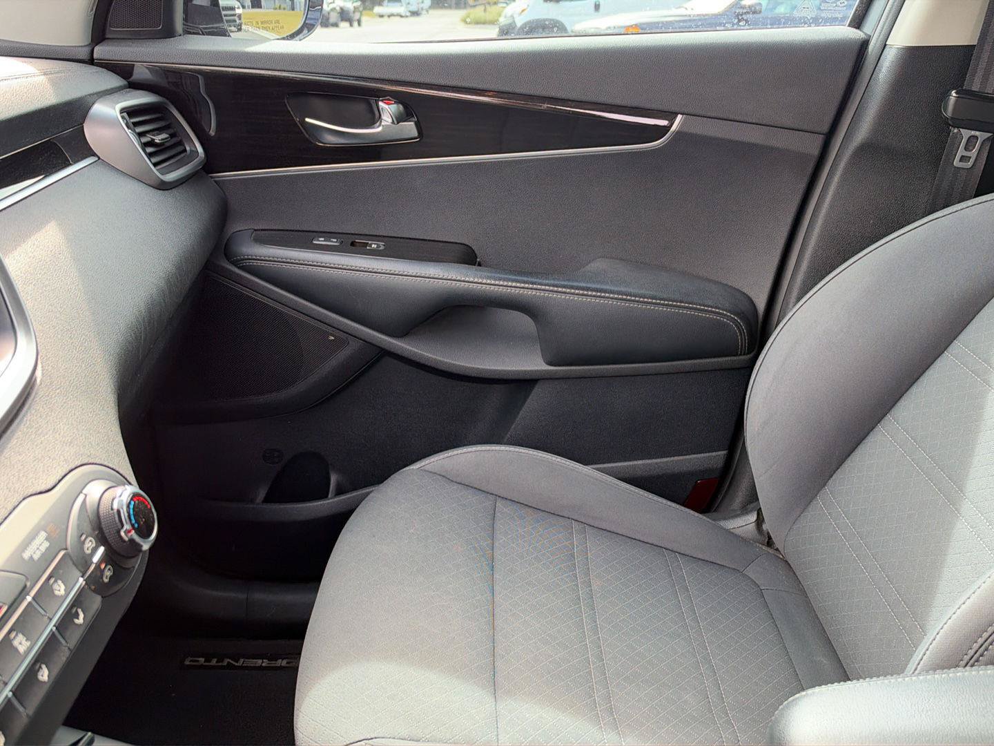 Used 2020 Kia Sorento LX FWD image 29