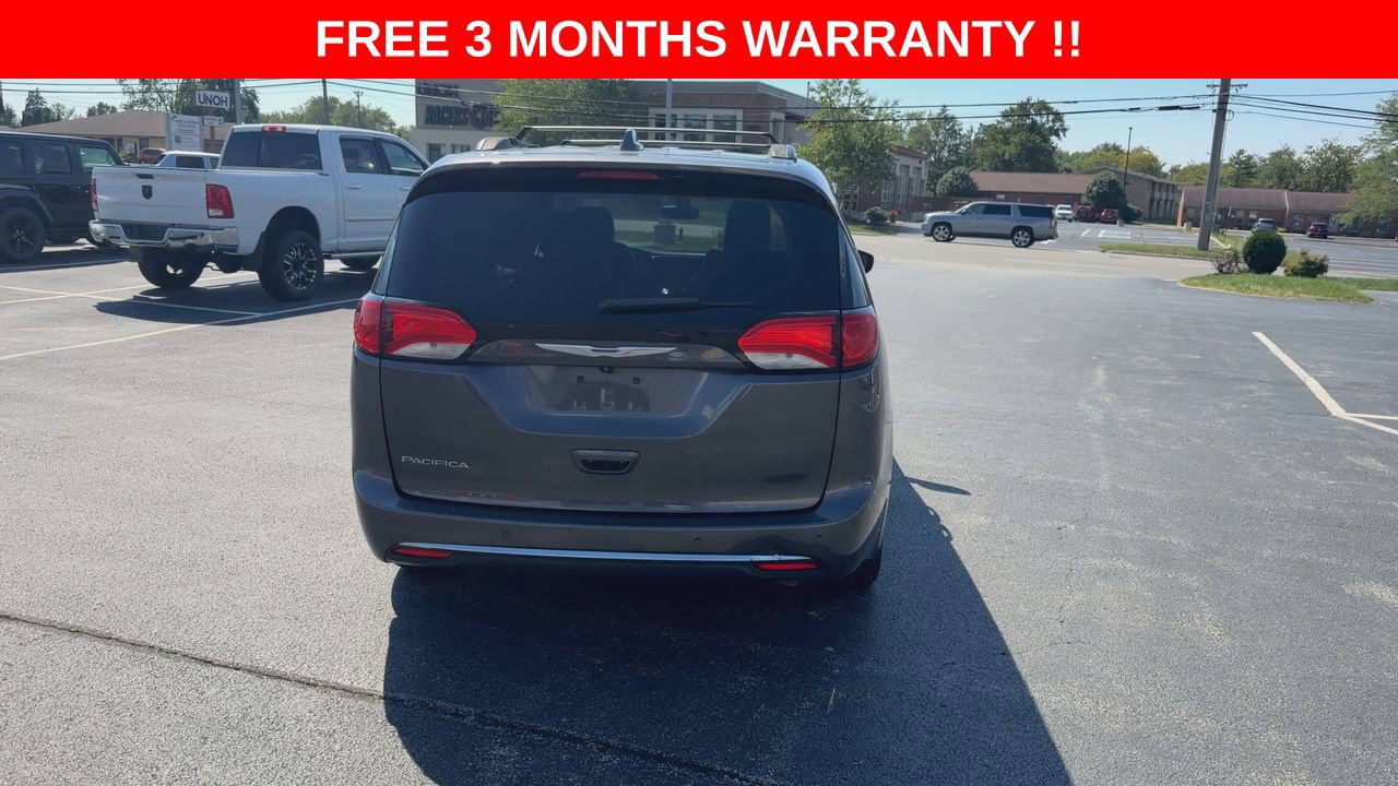 Used 2017 Chrysler Pacifica Touring-L FWD image 7