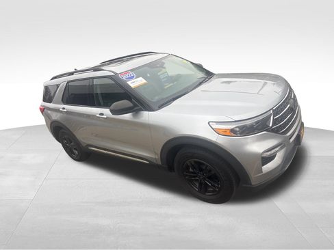 Certified 2022 Ford Explorer XLT w/ Equipment Group 202A AWD/4WD image 9