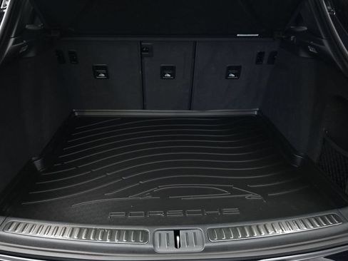 Certified 2025 Porsche Macan AWD/4WD image 28