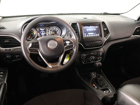 Used 2020 Jeep Cherokee Latitude FWD image 2