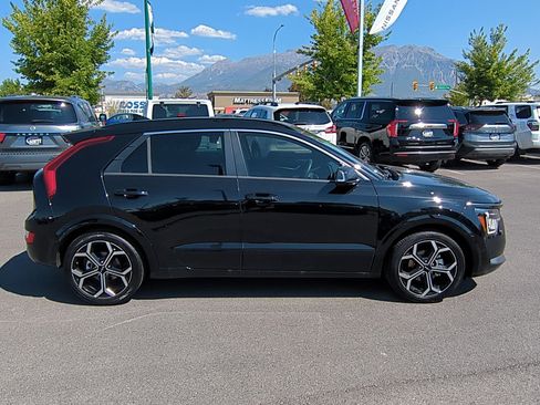 Used 2023 Kia Niro EX Touring image 2