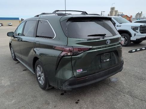 Used 2025 Toyota Sienna LE w/ LE Plus Package image 2