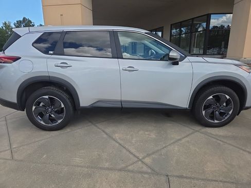 Used 2024 Nissan Pathfinder SV FWD image 7