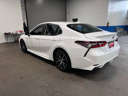 Used 2021 Toyota Camry SE FWD image 5