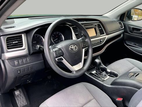 Certified 2019 Toyota Highlander LE w/ Carpet Mat Package (TMS) AWD/4WD image 18