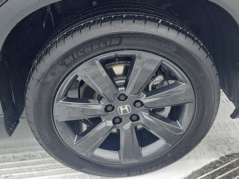 Certified 2025 Honda Pilot Sport image 10