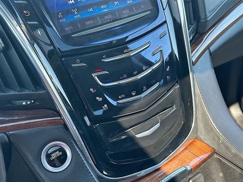 Used 2015 Cadillac Escalade Luxury AWD/4WD image 14
