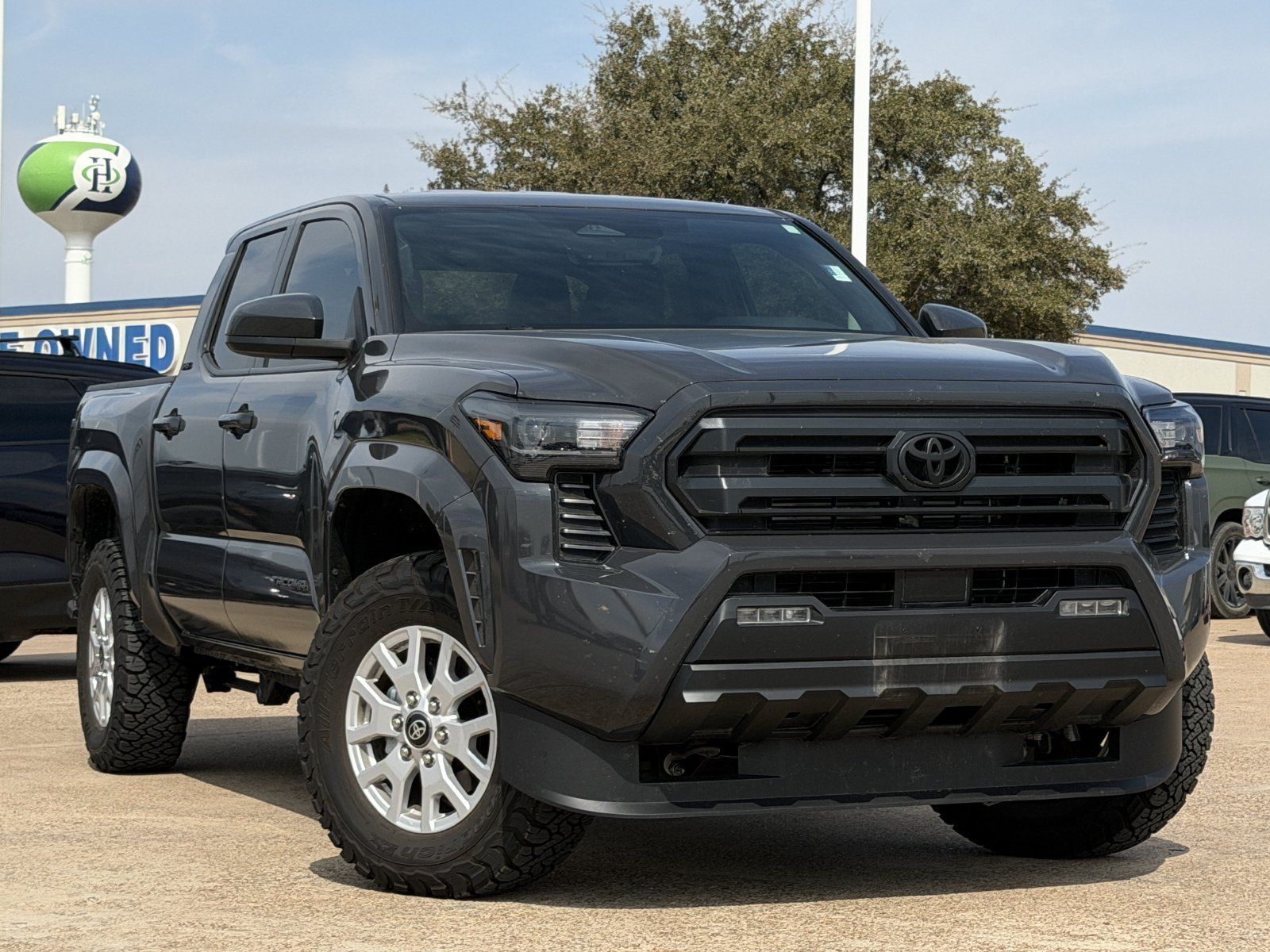 Used 2025 Toyota Tacoma SR5 AWD/4WD image 2