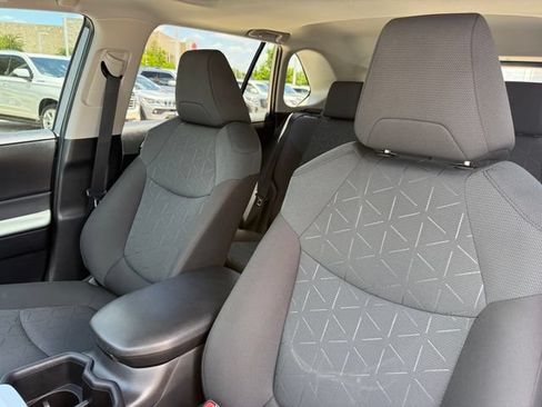 Used 2025 Toyota RAV4 XLE w/ Convenience Package FWD image 10