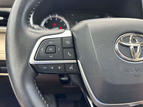 Used 2022 Toyota Highlander XLE AWD/4WD image 19
