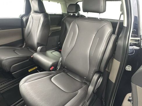 New 2026 Kia Carnival EX image 12
