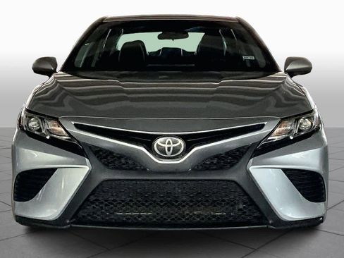 Used 2018 Toyota Camry SE image 3