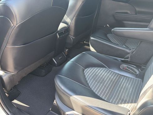 Used 2022 Toyota Highlander XSE FWD image 14