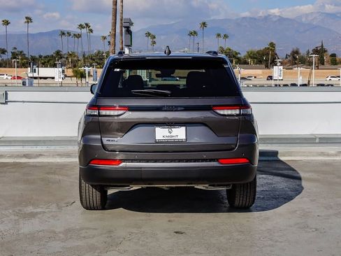 New 2026 Jeep Grand Cherokee Altitude image 8