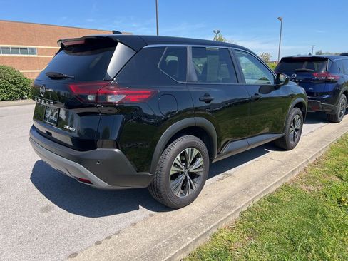 Used 2023 Nissan Rogue SV image 3