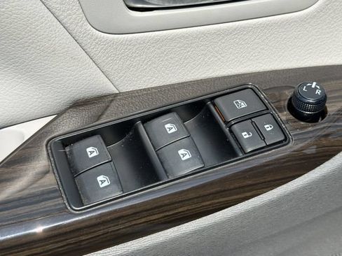 Used 2018 Toyota Sienna XLE w/ XLE Navigation Package FWD image 12