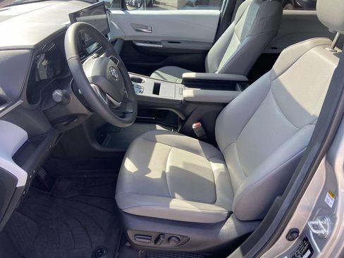 Used 2025 Toyota Sienna XLE w/ XLE Plus Package FWD image 19