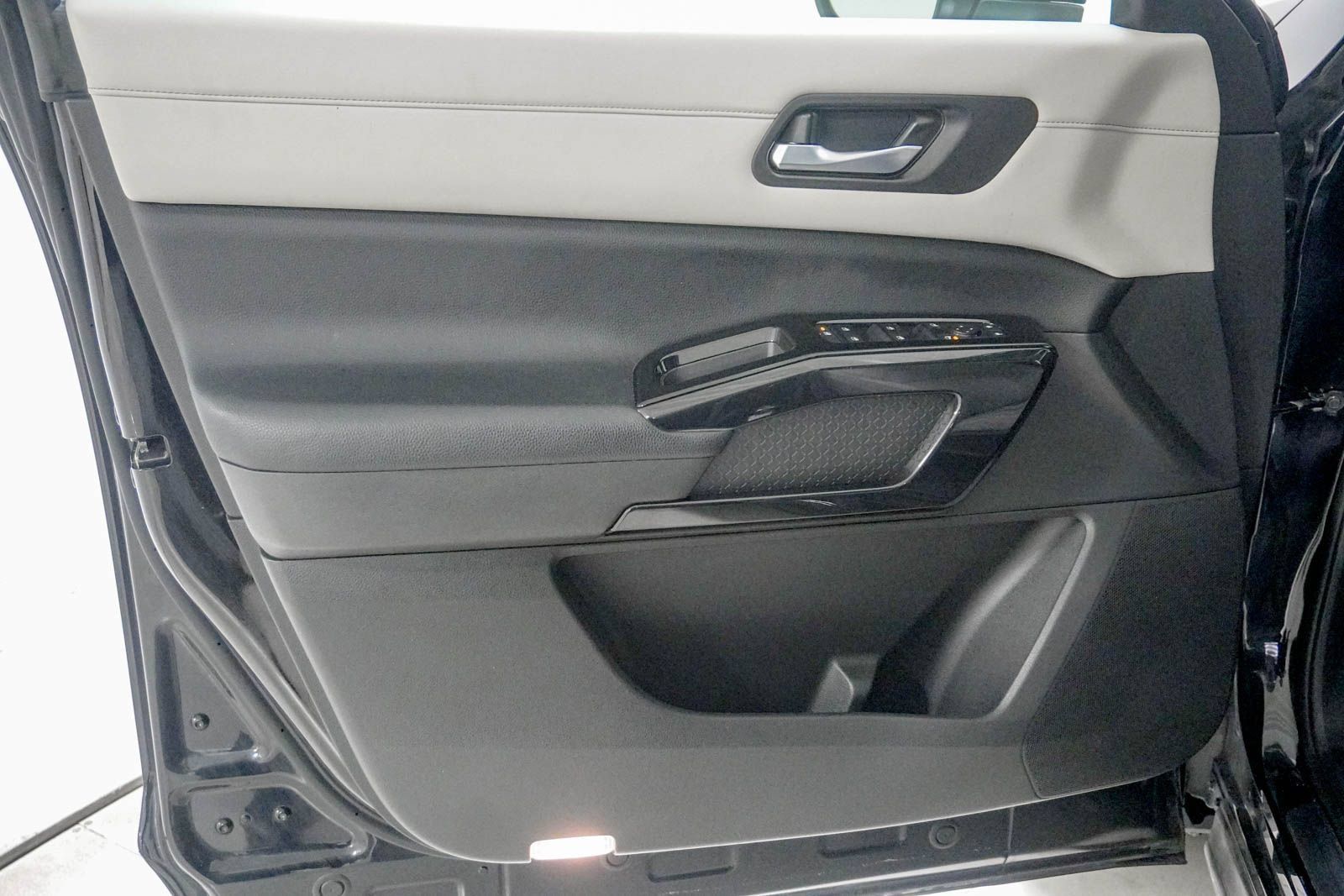 Used 2022 Nissan Pathfinder SV AWD/4WD image 17