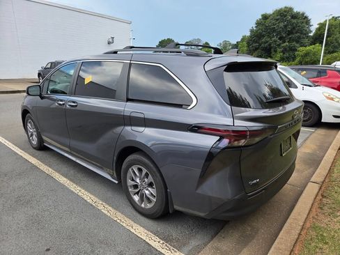 Used 2025 Toyota Sienna XLE FWD image 6