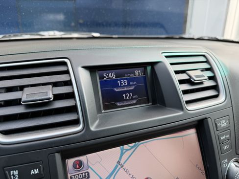 Used 2012 Toyota Highlander Limited w/ Tow Pkg AWD/4WD image 21