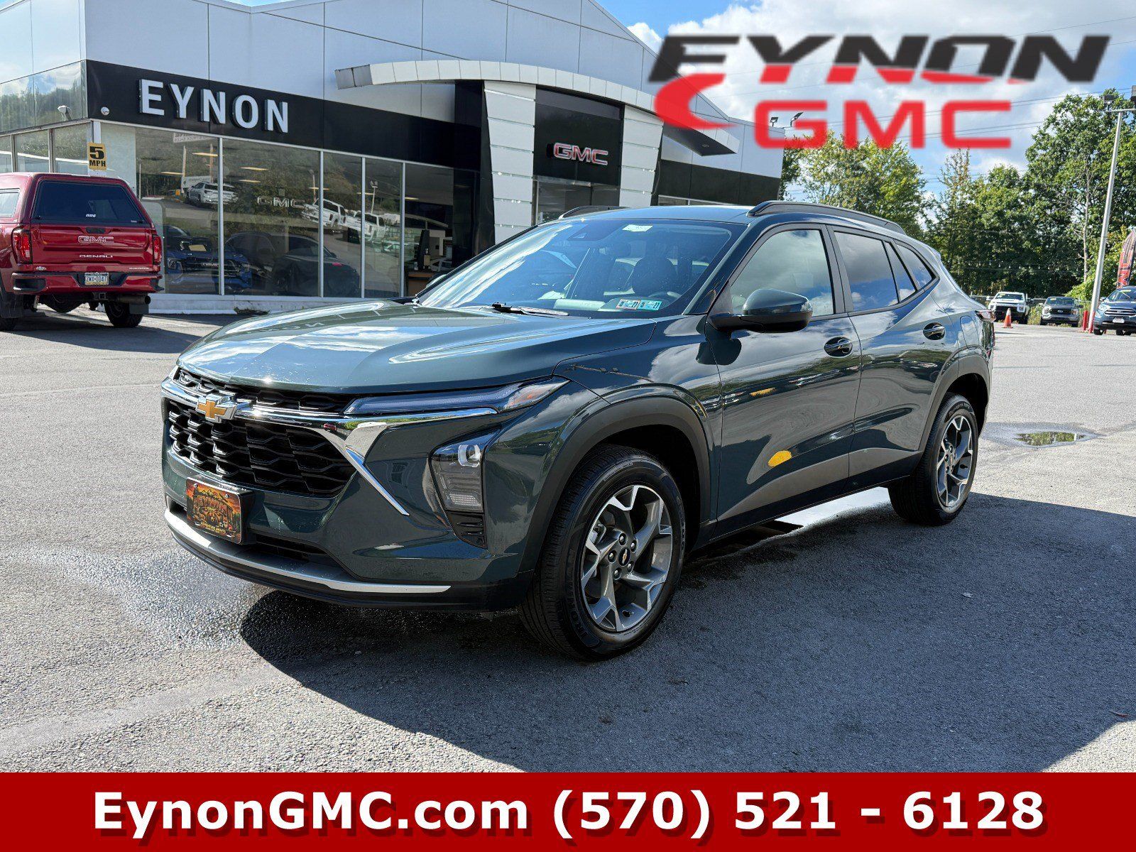 Used 2025 Chevrolet Trax LT FWD image 1