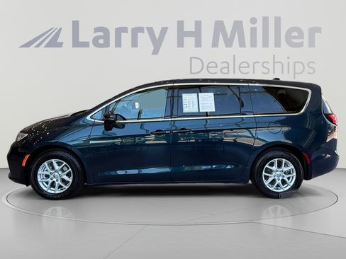 Used 2023 Chrysler Pacifica Touring-L FWD image 2