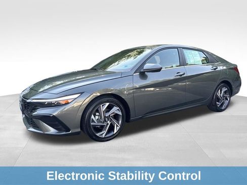 Used 2025 Hyundai Elantra SEL FWD image 12