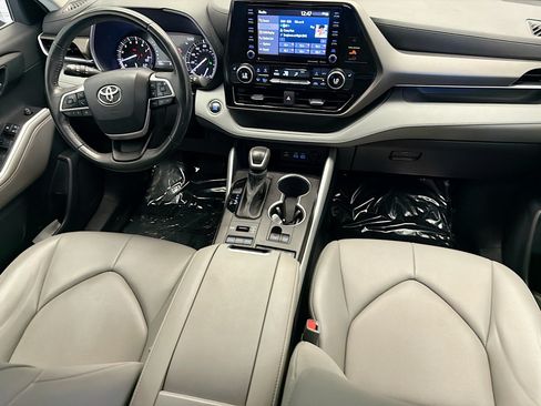 Used 2022 Toyota Highlander XLE AWD/4WD image 12