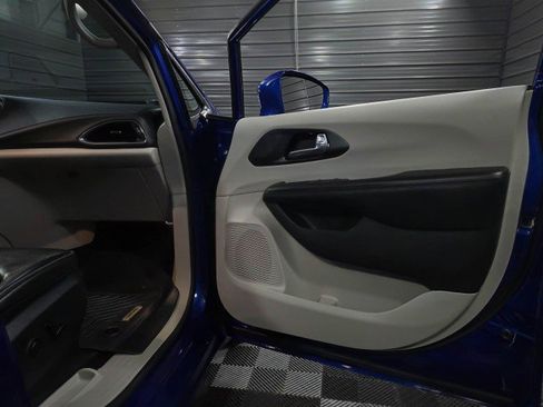 Used 2020 Chrysler Pacifica Limited image 39