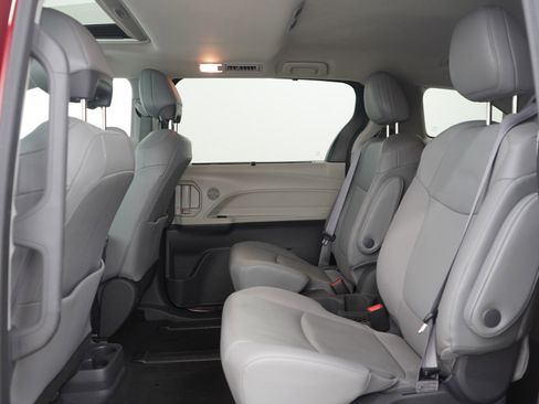 Used 2021 Toyota Sienna XLE image 20