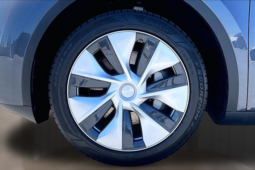 Used 2023 Tesla Model Y 2WD image 32