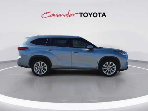 Used 2023 Toyota Highlander Limited FWD image 9