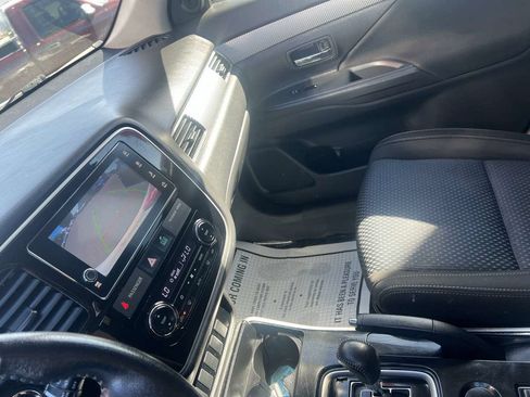 Used 2018 Mitsubishi Outlander SE FWD image 12