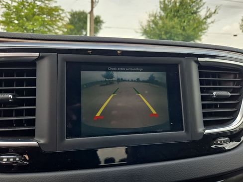 Used 2018 Chrysler Pacifica Touring-L FWD image 26