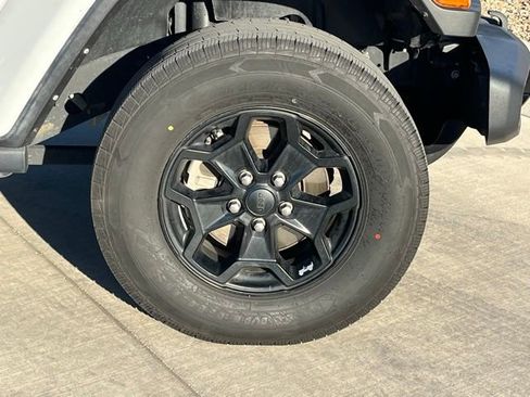 Certified 2022 Jeep Gladiator Willys image 7