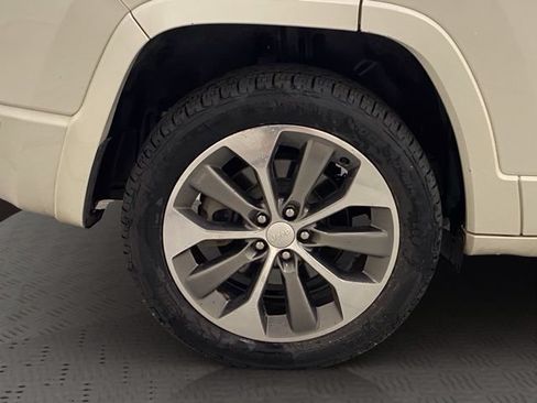 Used 2019 Jeep Cherokee Overland w/ Technology Group AWD/4WD image 39