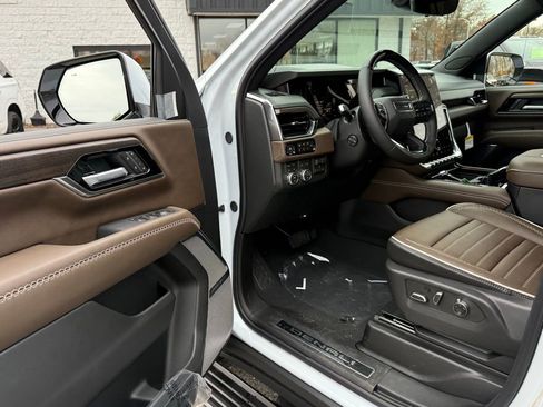 New 2026 GMC Yukon XL Denali Ultimate w/ LPO, Illumination Package image 16