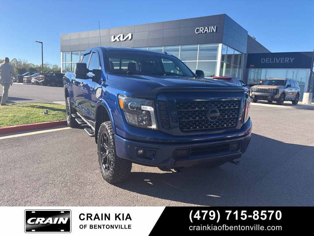 Used 2017 Nissan Titan PRO-4X w/ Pro-4x Convenience Package AWD/4WD image 2