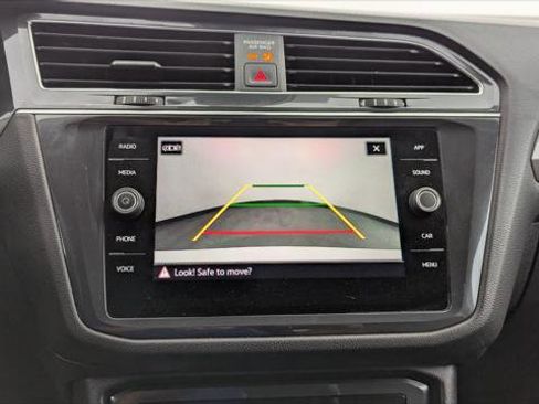 Used 2023 Volkswagen Tiguan SE w/ Panoramic Sunroof Package image 29