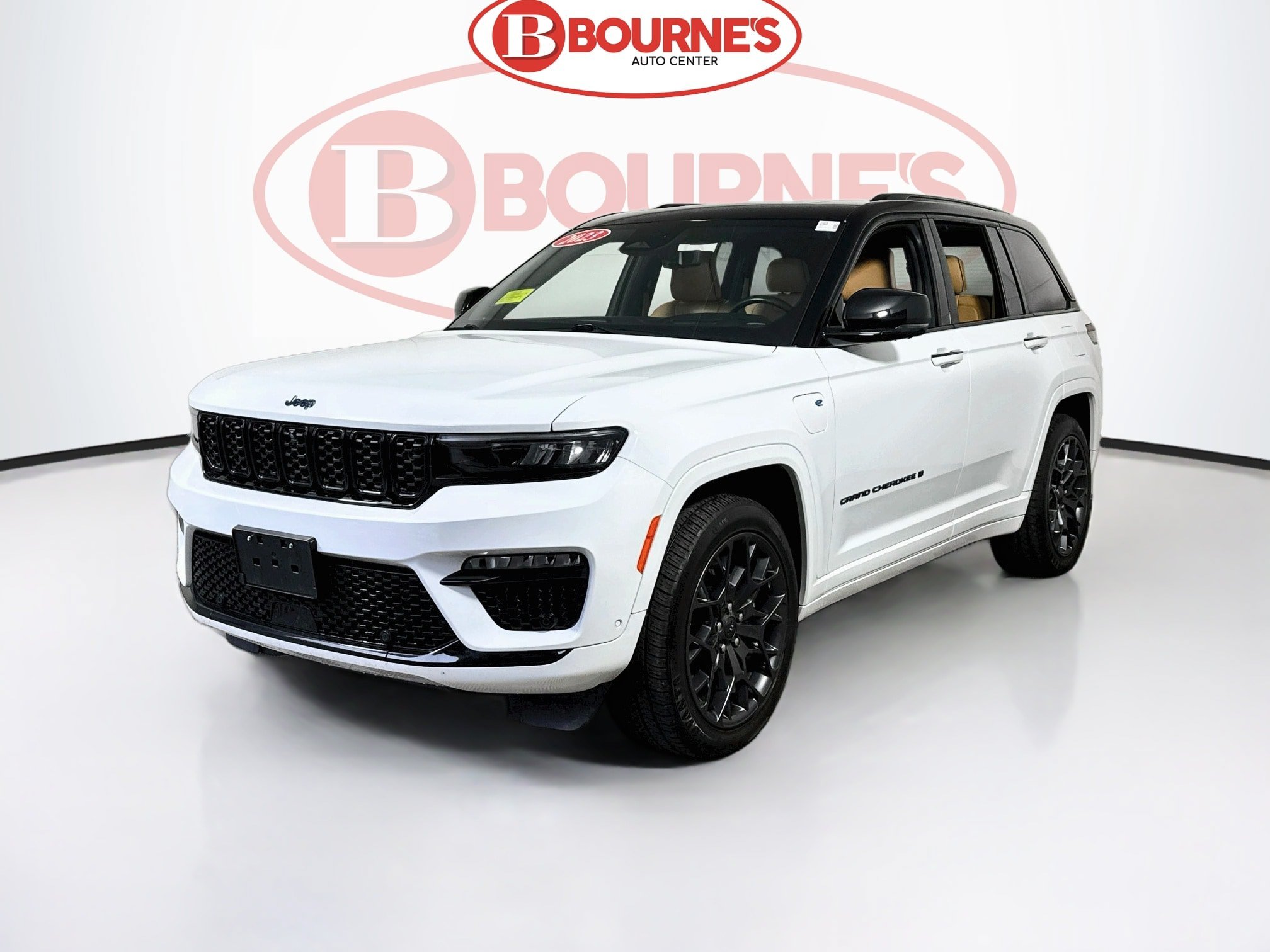 Used 2023 Jeep Grand Cherokee Summit w/ Advanced Protech Group IV AWD/4WD image 8