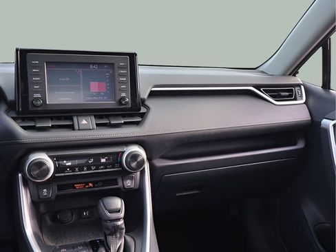 Used 2019 Toyota RAV4 LE AWD/4WD image 13